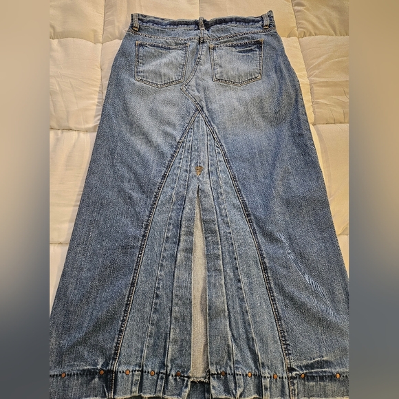 Old Navy Distressed Denim Maxi Skirt with Frayed Hem, Tears, Back Slit - Size 6 - Picture 8 of 10